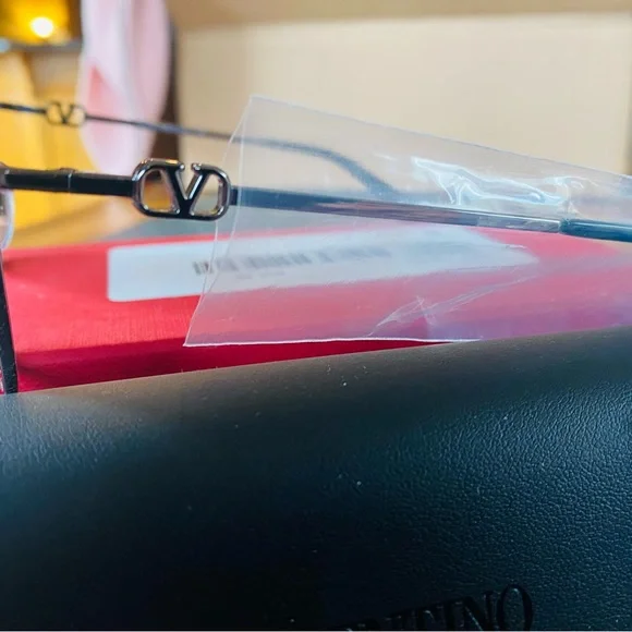 Brand new, never worn ladies Valentino sunglasses. - Picture 11 of 12